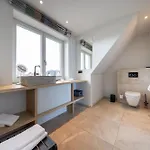 Am Koenigshafen 4*