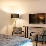 Am Koenigshafen 4*