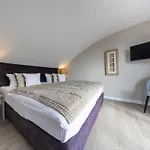 Am Koenigshafen 4*