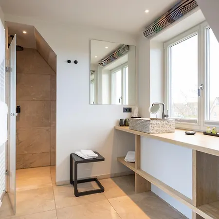 Am Königshafen 4*