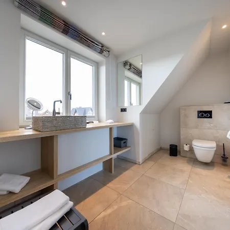 Am Koenigshafen 4*