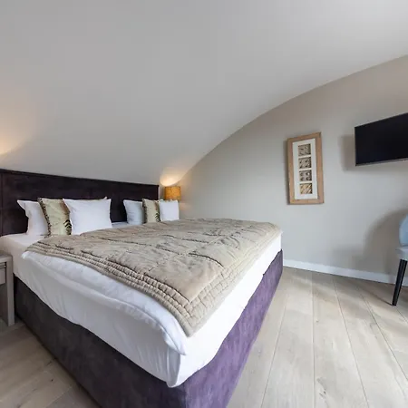 Am Königshafen 4*