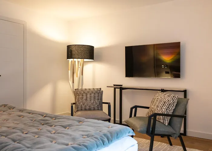 Am Koenigshafen 4*