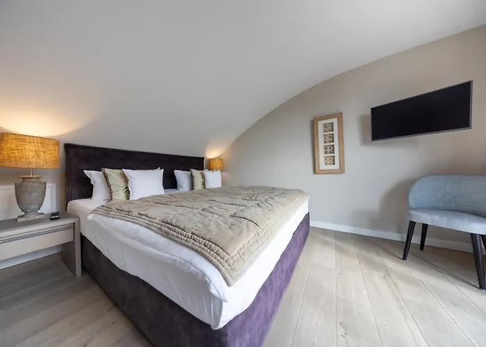 Am Koenigshafen 4*